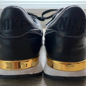 Nike Internationalist Sneakers Gray Fleece Black Leather Gold Heel Clip - RARE